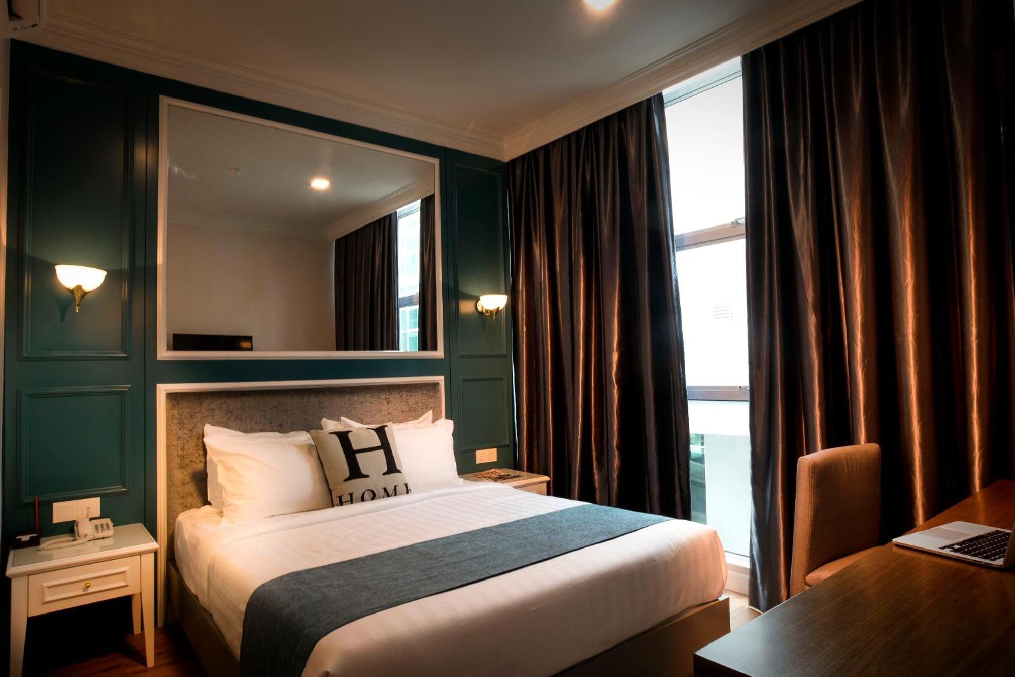 Deluxe Queen Room Window